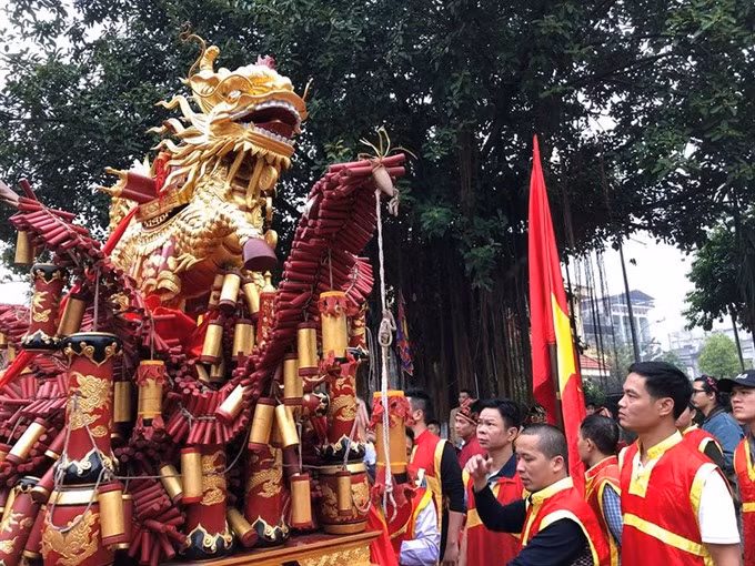 The annual firework procession festival takes place in ​Dong K​y Village (​Dong Quang, T​u S​on, Bac Ninh). (Photo: VNA) 