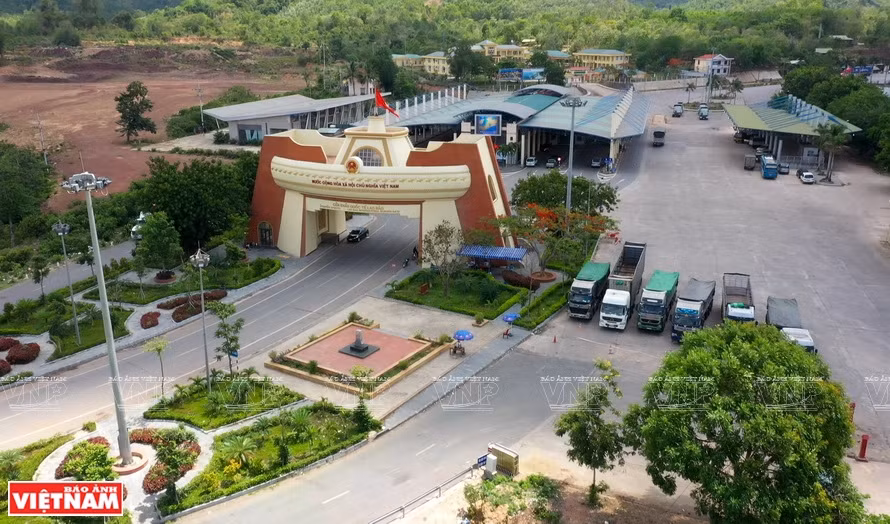 Lao Bao international border gate is an important joint in the East-West Economic Corridor. (Photo: VNP/VNA)