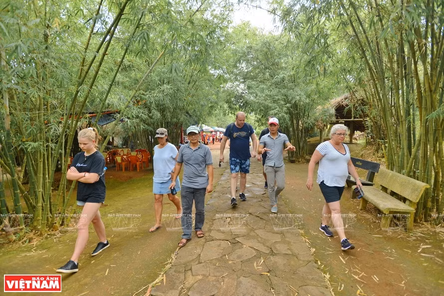 Foreign tourists visit Vinh Moc Tunnel. (Photo: VNP/VNA)