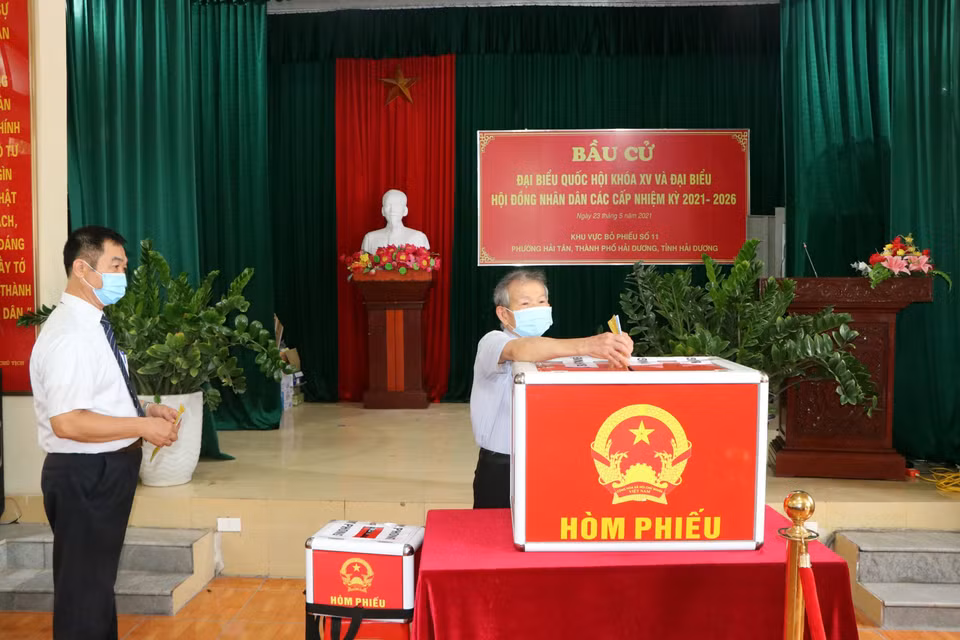 Voters cast their ballots in Hai Tan Ward, Hai Duong City. (Photo: Manh Tu/VNA)