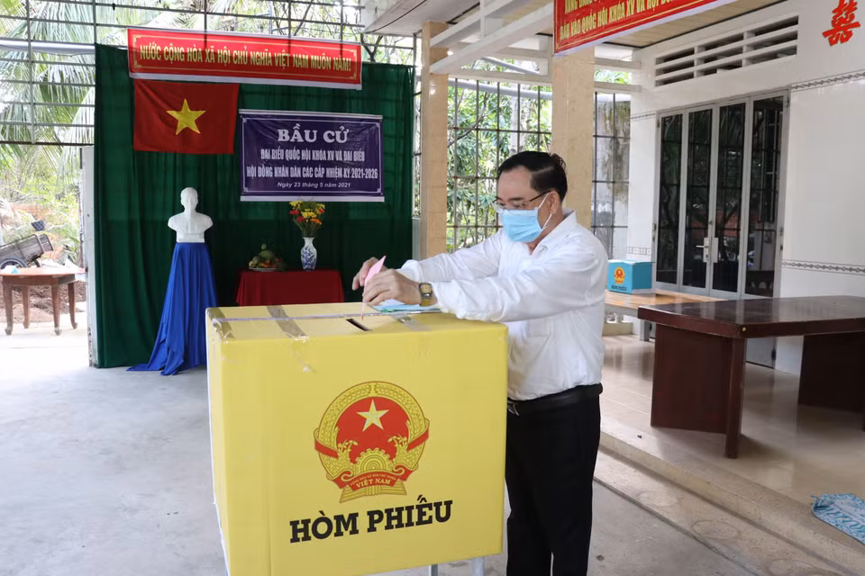 Voters cast their ballots in Ward 6, Ben Tre city. (Photo: Huynh Phuc Hau/VNA)