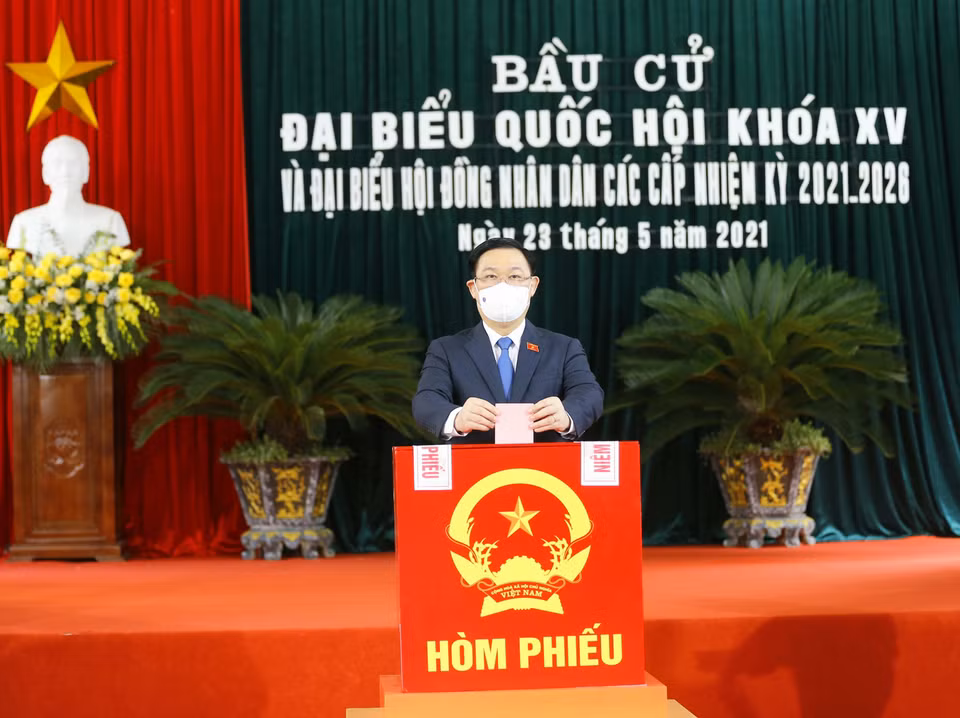 National Assembly Chairman Vuong Dinh Hue casts his vote in An Lao town, An Lao district, Hai Phong city. (Photo: Doan Tan/VNA)