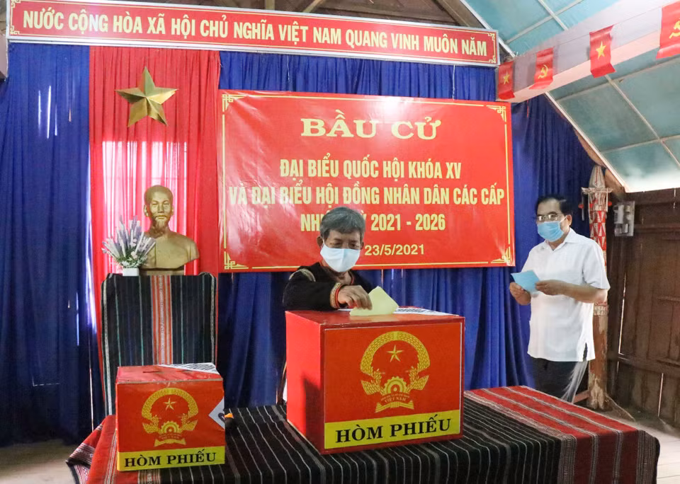 Voters cast their ballots in Ako Dhong village, Tan Loi ward, Buon Ma Thuot city, Dak Lak province. (Photo: Tuan Anh/VNA)