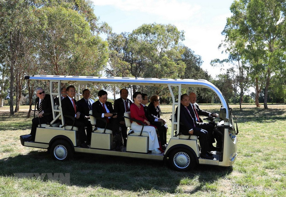 Governor-General of Australia Peter Cosgrove drives a buggy to take Prime Minister Nguyen Xuan Phuc on a tour around his residence in Canberra to see kangaroo. (Photo: VNA)