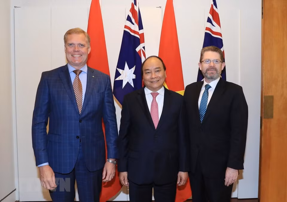  Prime Minister Nguyen Xuan Phuc (centre) meets with Australia's President of the Senate Scott Ryan and Speaker of the House of Representatives Tony Smith in Canberra. (Photo: VNA) 