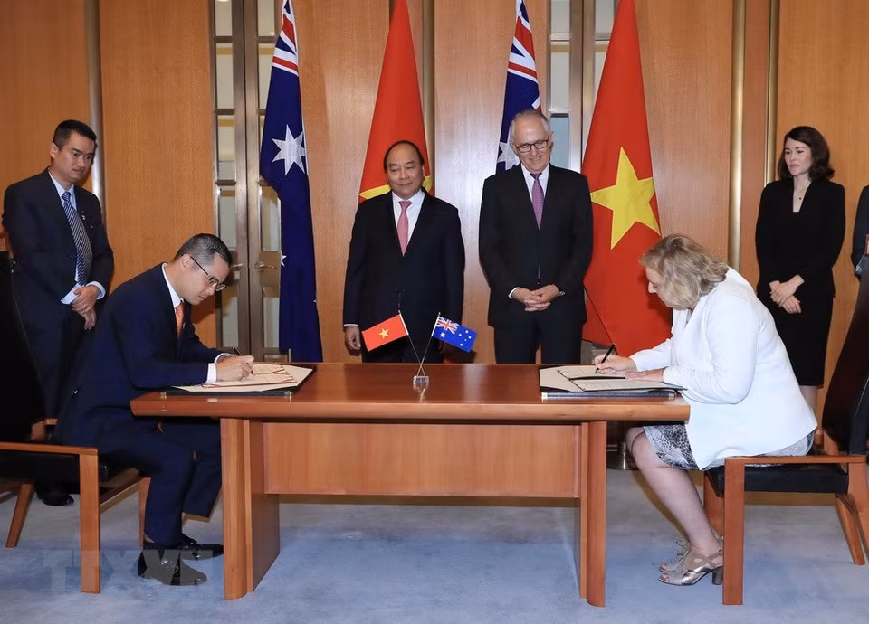 Prime Minister Nguyen Xuan Phuc (left) and Australian Prime Minister Malcolm Turnbull witness the signing of agreements between the two countries. (Photo: VNA)