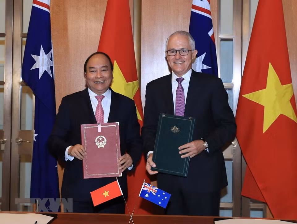 Prime Minister Nguyen Xuan Phuc (left) and Australian Prime Minister Malcolm Turnbull pose for a photo at the signing of the establishment of the Vietnam-Australia Strategic Partnership. (Photo: VNA)