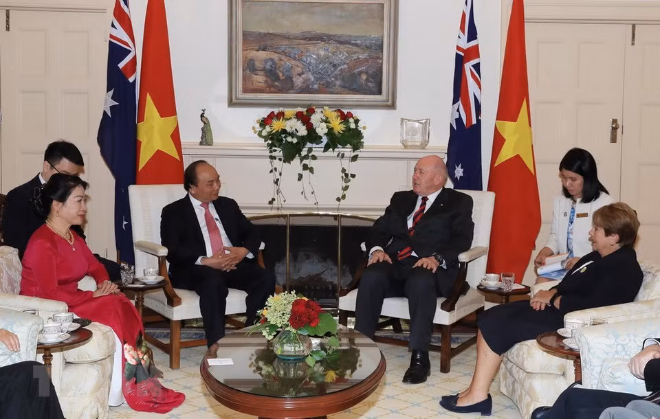 Prime Minister Nguyen Xuan Phuc (left) pays a courtesy visit to Governor-General of Australia Peter Cosgrove on March 15. (Photo: VNA) 