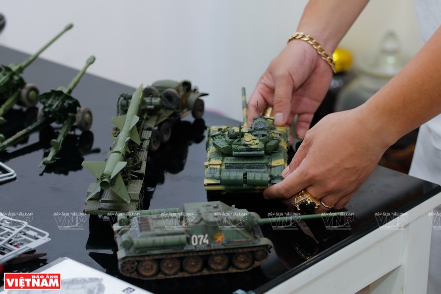 T90 main battle tank is among over 100 military weapon models made by Quang. (Photo: VNA)