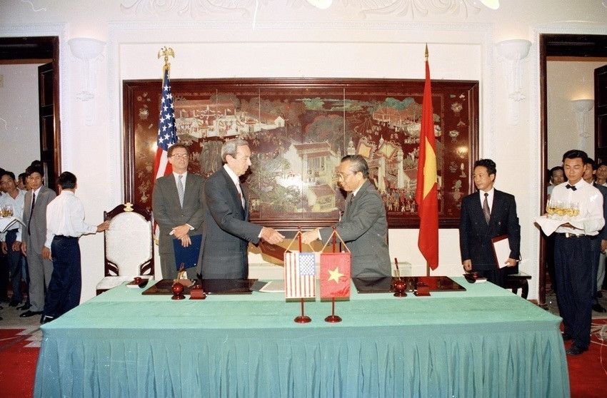 US Secretary of State Warren Christopher and Minister of Foreign Affairs Nguyen Manh Cam sign a protocol in Hanoi on August 5, 1995, officially establishing the Vietnam – US diplomatic relations. (Photo: Manh Tuan/VNA)
