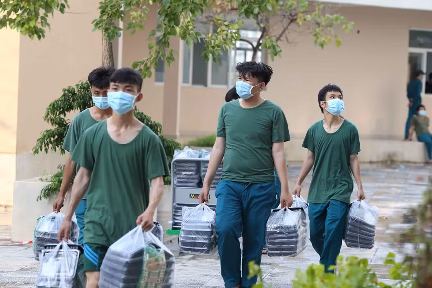 Soldiers assist doctors in shipping meals to COVID-19 treatment areas. (Photo: VNA)