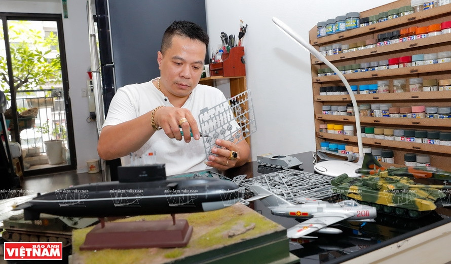 Having great passion for military history, especially Vietnam’s military history, Quang has engaged in making military weapon models in more than a decade. (Photo: VNA)