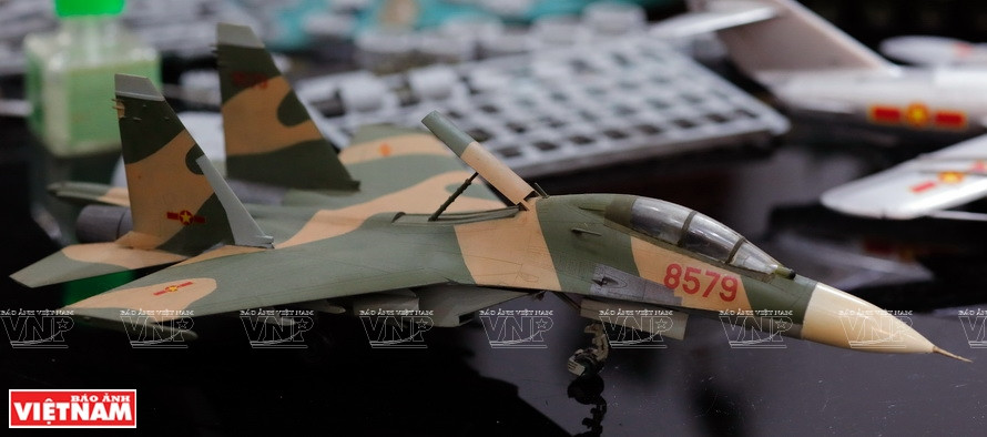 Miniature of the Vietnamese People’s Army’s Su27 fighter aircraft (Photo: VNA)