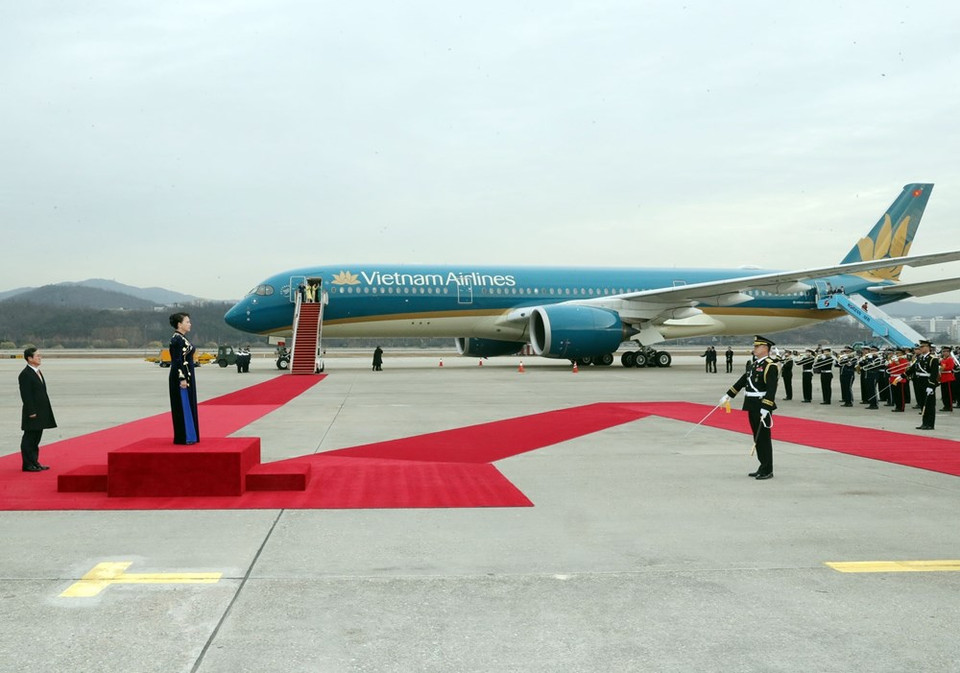 A welcome ceremony is held for National Assembly Chairwoman Nguyen Thi Kim Ngan at Seongnam Air Base (Photo: VNA)