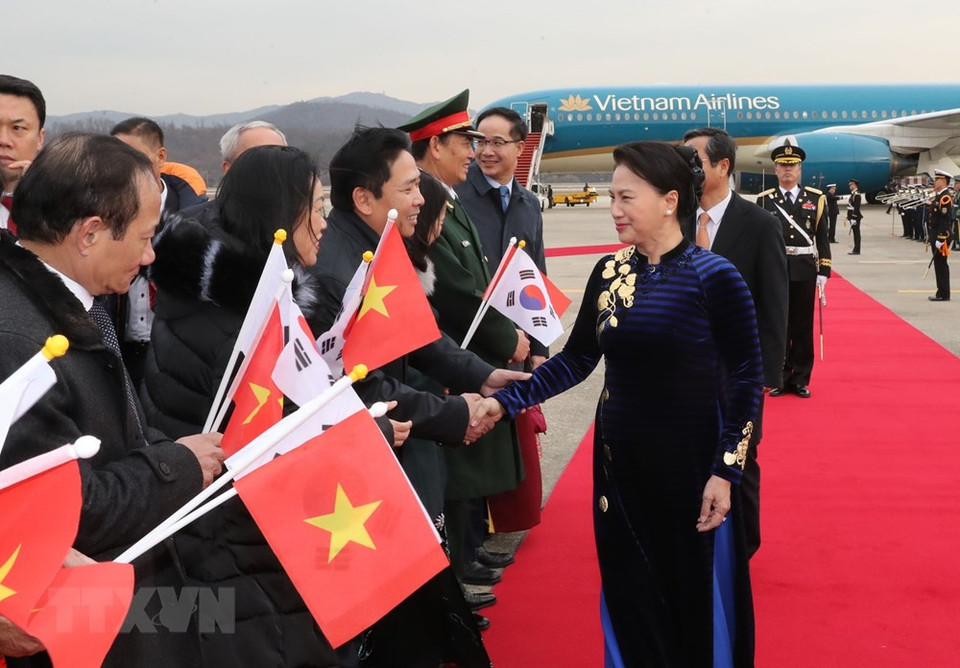Embassy staff and representatives of Vietnamese community in RoK welcome National Assembly Chairwoman Nguyen Thi Kim Ngan at Seongnam Air Base (Photo: VNA)