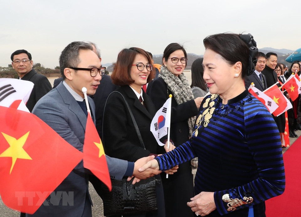 Embassy staff and representatives of Vietnamese community in RoK welcome National Assembly Chairwoman Nguyen Thi Kim Ngan at Seongnam Air Base (Photo: VNA)