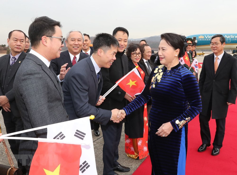 Vietnamese and Korean representatives welcome National Assembly Chairwoman Nguyen Thi Kim Ngan at Seongnam Air Base (Photo: VNA)