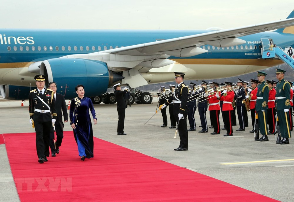 A welcome ceremony is held for National Assembly Chairwoman Nguyen Thi Kim Ngan at Seongnam Air Base (Photo: VNA)
