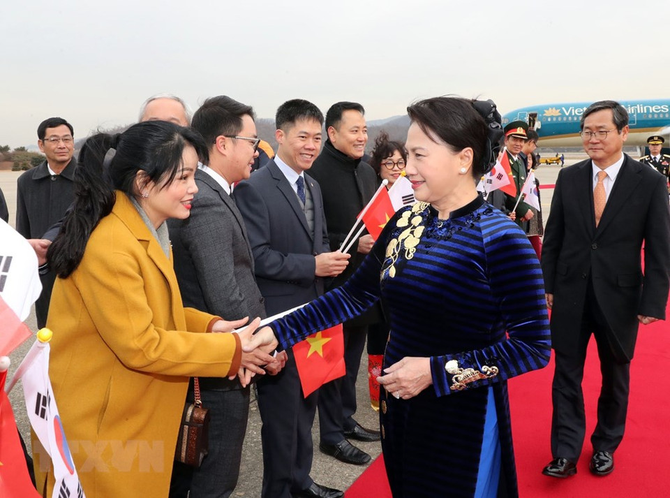 Vietnamese and Korean representatives welcome National Assembly Chairwoman Nguyen Thi Kim Ngan at Seongnam Air Base (Photo: VNA)