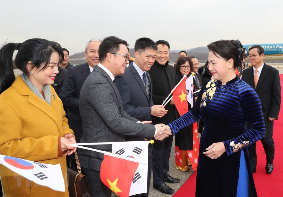 Vietnamese and Korean representatives welcome National Assembly Chairwoman Nguyen Thi Kim Ngan at Seongnam Air Base (Photo: VNA)