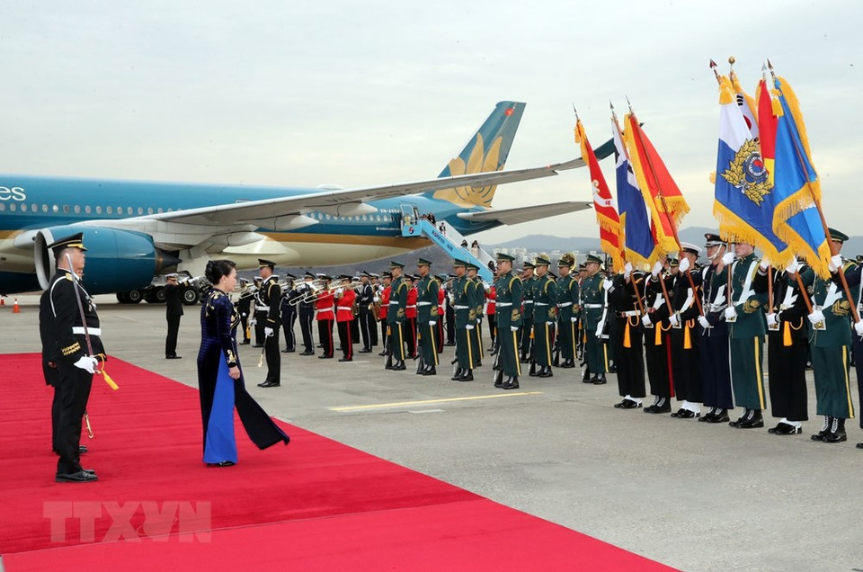 A welcome ceremony is held for National Assembly Chairwoman Nguyen Thi Kim Ngan at Seongnam Air Base (Photo: VNA)