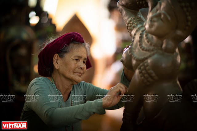 Artisan Truong Thi Gach, 80, finishes her creation of an Apsara dancer. (Photo: VNP/VNA) 