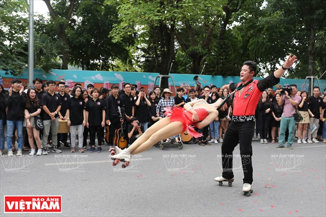 Artists start the procession from the intersection between Trang Tien and Hang Khay Street, and pass through pedestrian streets close to Hoan Kiem Lake (Photo:VNA)