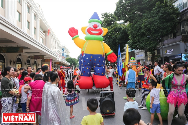 The march captures the attention of a large number of viewers (Photo:VNA)