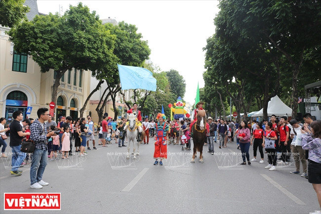 Artists bring an array of interesting performances to the pedestrian streets (Photo:VNA)