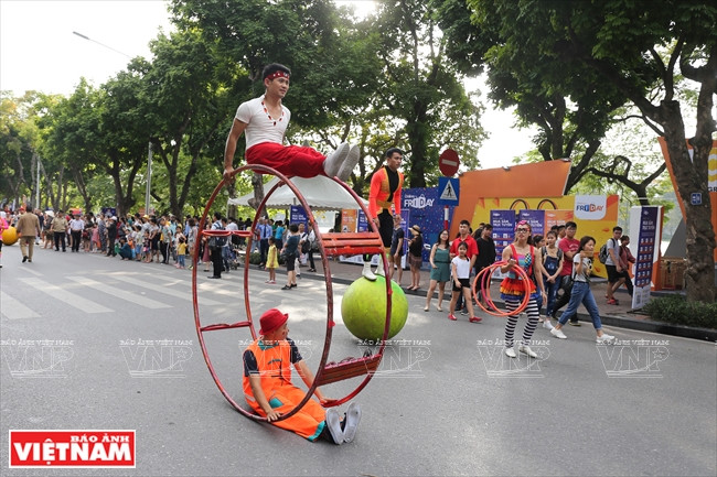 Stilt walking, acrobatics and comedy are among the fantastic performances on show (Photo:VNA)