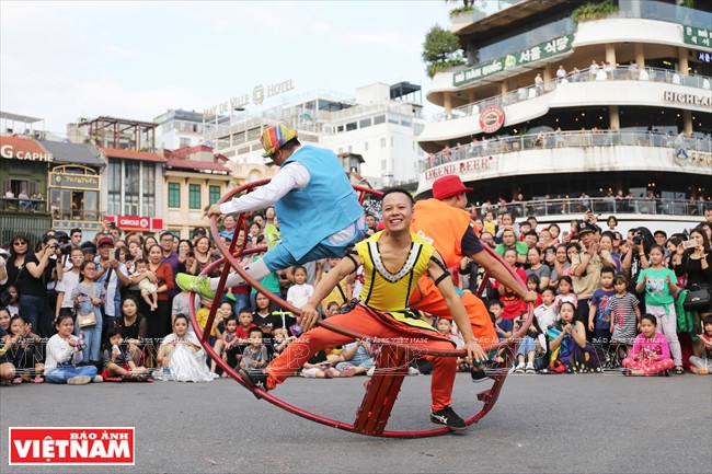 Seventy-five artists from the Vietnam Circus Federation, circus schools and local art troupes from across the country participate in the march (Photo:VNA)