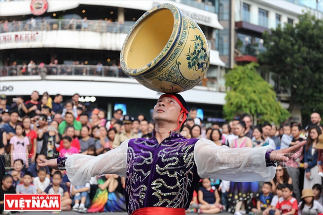 Artists bring an array of interesting performances to the pedestrian streets close to Hoan Kiem Lake (Photo:VNA)