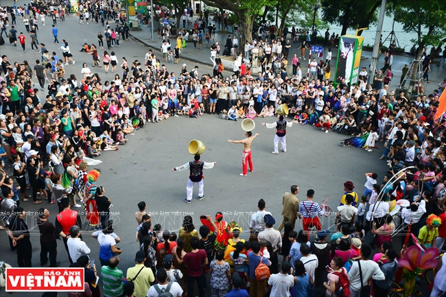 The circus acts draw in large crowds and enthralling both tourists and local people (Photo:VNA)