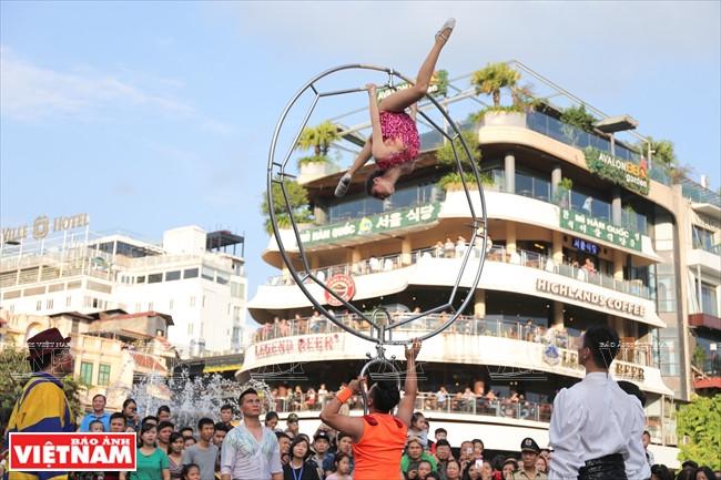 The Vietnam Circus Federation holds a circus march in Hanoi as a prelude to hosting the national circus talent competition slated for December 4 and 10 (Photo:VNA)