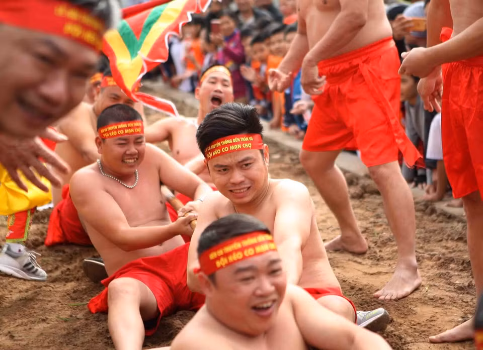 The elders in the village made the tug-of-war while sitting down to remember the old story and pray for favourable weather conditions and bumper crops (Photo: Thanh Tung/VNA)
