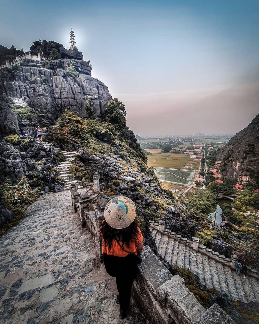 “The muse of Tam Coc,” or “The Great Wall of Vietnam” are all nicknames given to Mua Cave – a famous natural landscape in Ninh Binh. Mua Cave is a famous natural beauty located in Khe Dau Ha village, Ninh Xuan commune, Hoa Lu district, Ninh Binh province, belonging to Trang An scenic complex. Although located right next to one of Vietnam’s most famous tourist complexes, for many years, the beauty of the Mua Cave has been overshadowed. Mua Cave attracts visitors to the majestic, pristine natural landscape created by limestone mountains that are millions of years old. The main highlight of this place is nearly 500 stairs leading to the top of the hill, built following the architecture of the Great Wall. Therefore, people still consider Mua Cave to be like a Great Wall of Ninh Binh. (Photo: Vietnamplus)