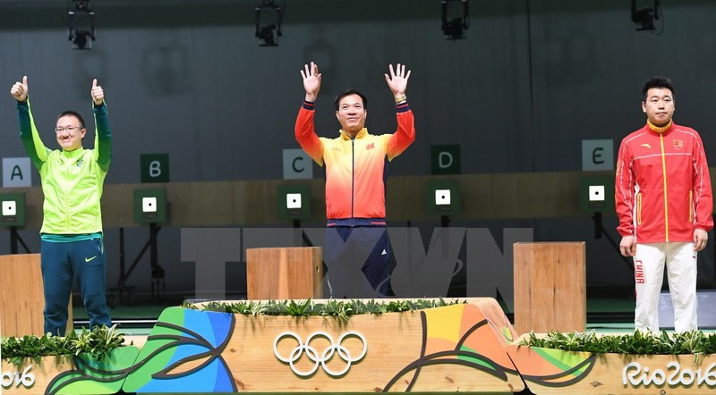 ​Hoang Xuan Vinh (centre) scored 202.5 points in 20 shots (Photo: VNA)