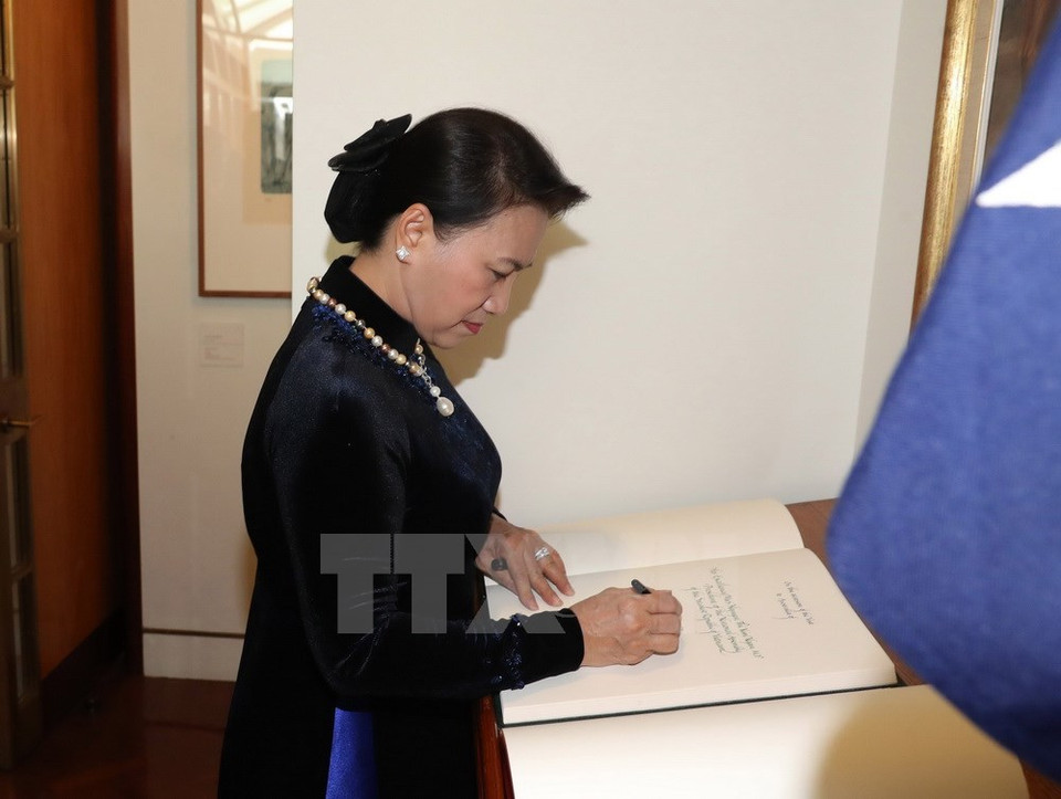 The NA Chairwoman jots down a note at the Parliament House in Canberra. (Photo: VNA)