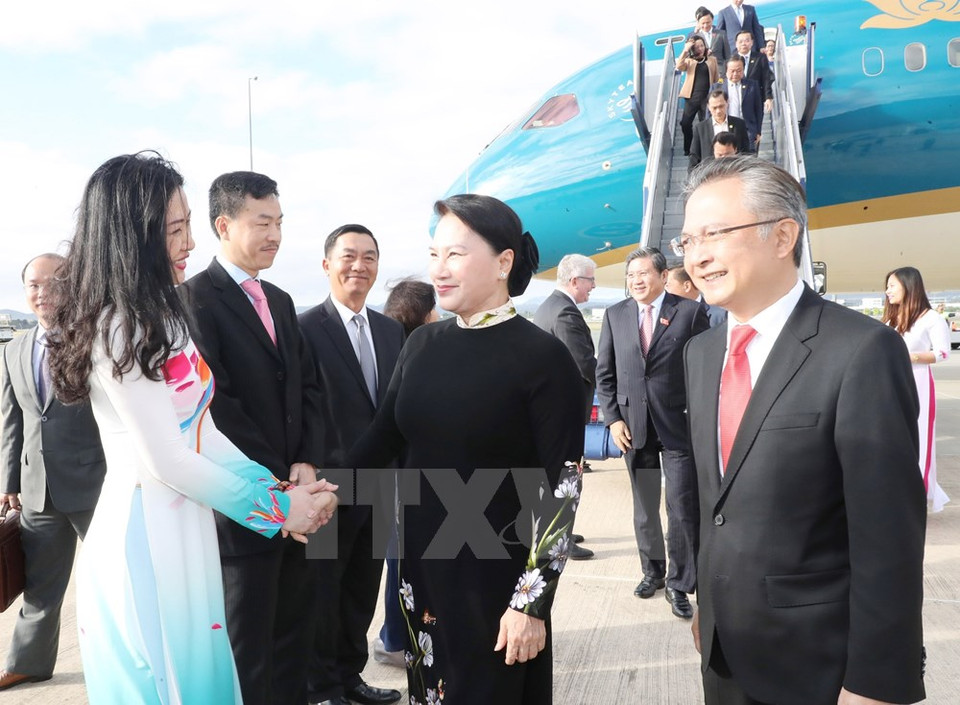 Representatives from the Vietnam Embassy and Vietnamese community in Australia welcome the NA Chairwoman at the airport. (Photo: VNA)