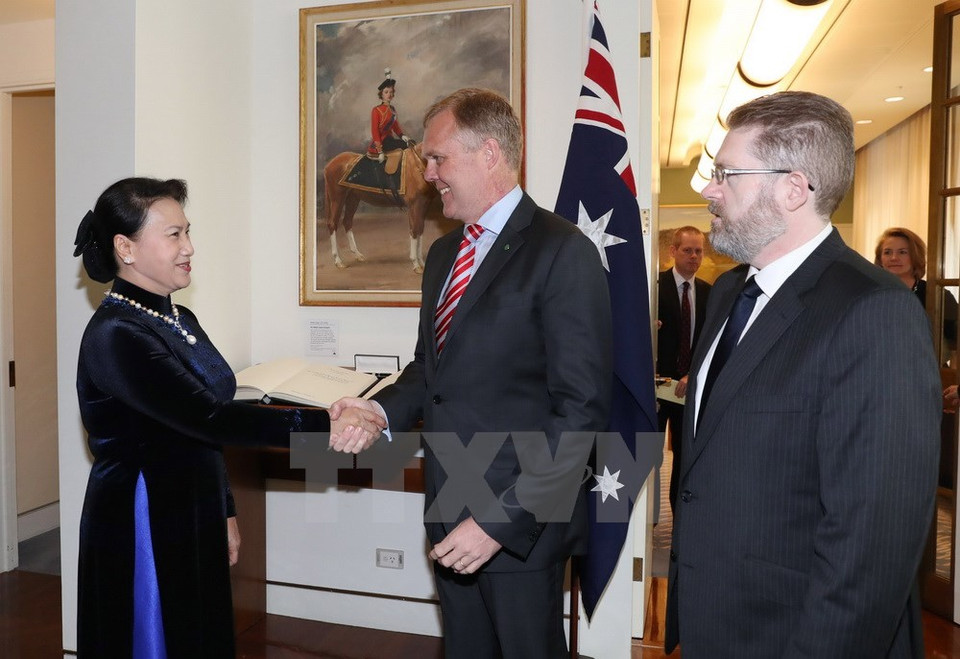 Ngan shakes hands with Tony Smith, Speaker of the Australian House of Representatives. (Photo: VNA)