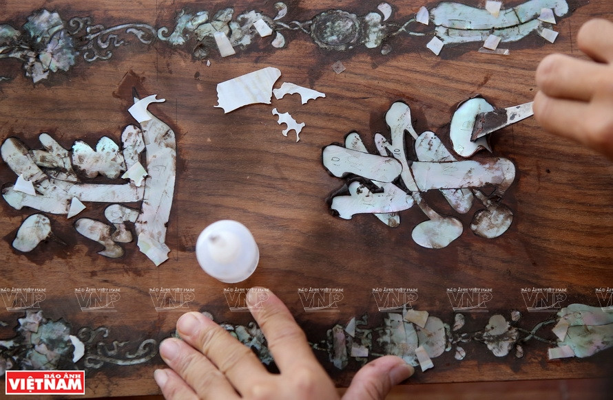 A process of completing a mosaic product in Hai Minh wood craft village (Photo: VNP)