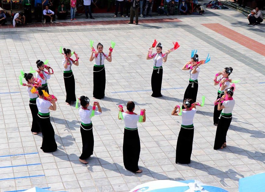  Xoe khan (xoe dance with a scarf) is among six folk xoe dances performed by the Thai ethnics in Van Chan district, the northern mountainous province of Yen Bai. (Photo: VNA)
