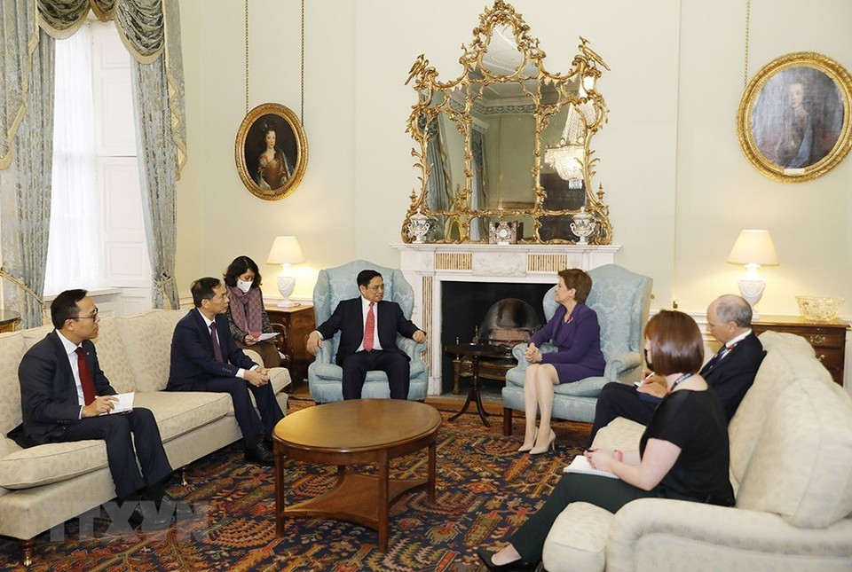 Prime Minister Pham Minh Chinh meets with First Minister of Scotland Nicola Sturgeon. (Photo: Duong Giang/VNA)