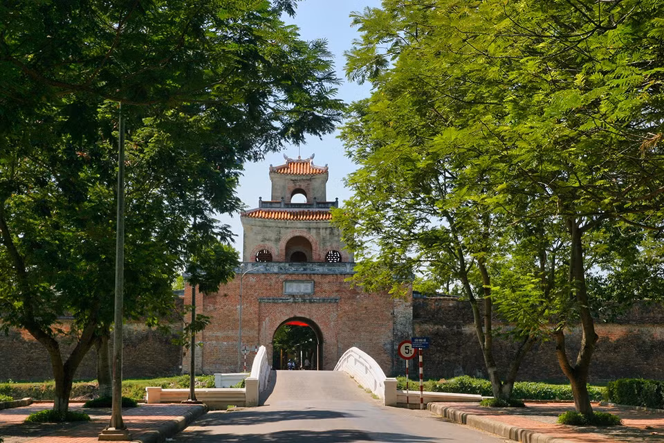 Nha Do Gate is among the most beautiful gates in the former imperial city. (Photo: thanhnien.vn)