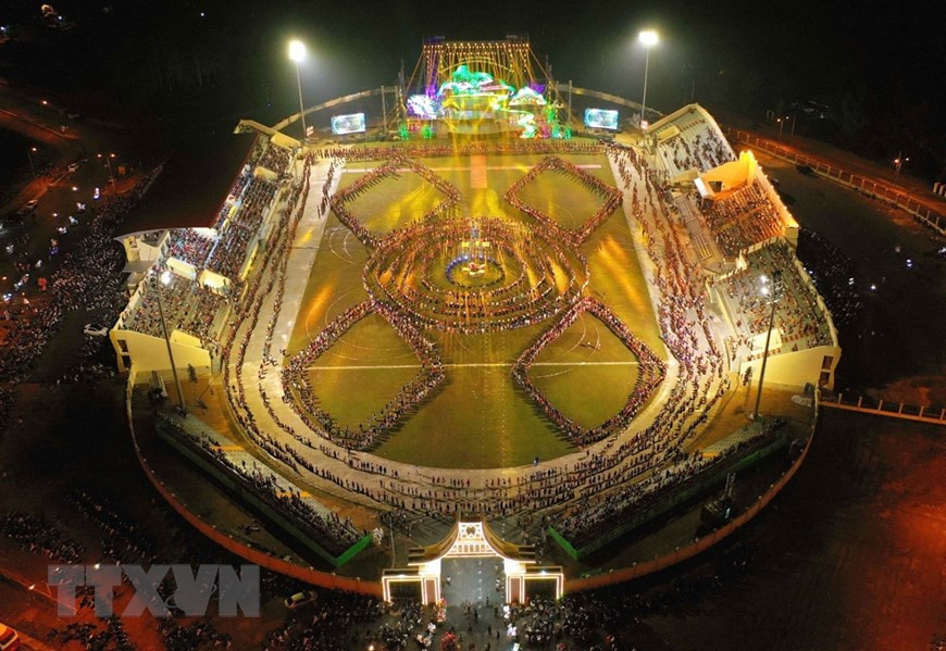 A mass performance of xoe dance at the opening ceremony of the Muong Lo Tourism-Culture Week and the Mu Cang Chai Terraced Field Festival in 2017 in Nghia Lo district, Yen Bai province (Photo: VNA)
