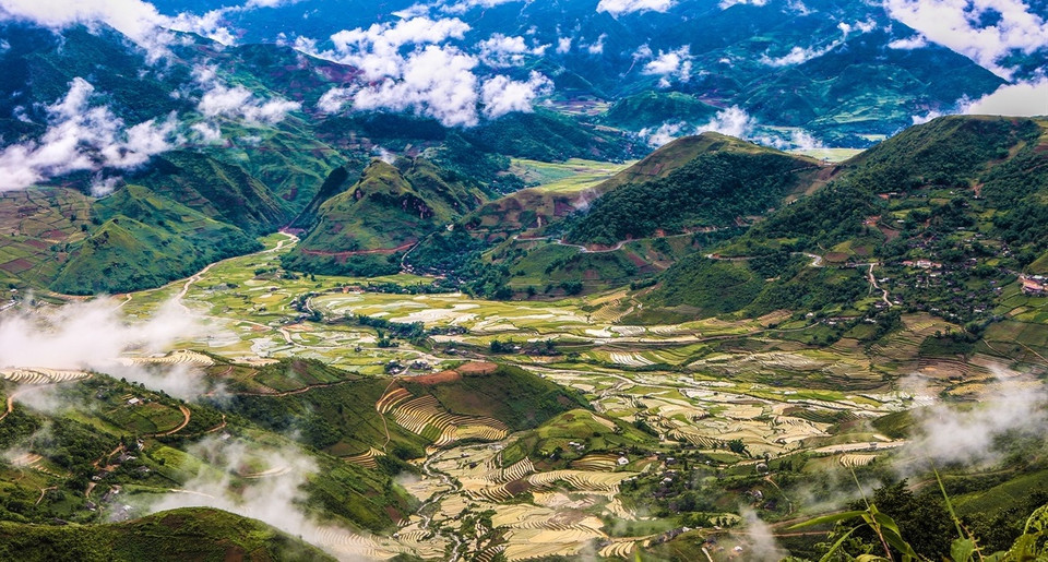 Clouds shrouding the Khau Pha pass present a picturesque fairy-tale scene. (Photo: VNA)