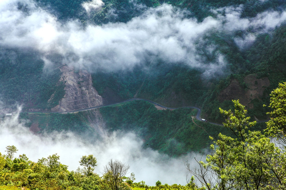 Zigzag National Highway No.32 is covered with humid clouds. (Photo: VNA)