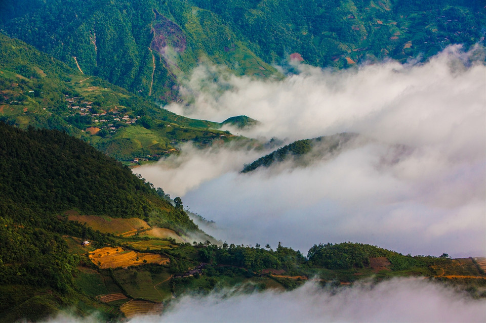 A sea of fluffy white cloud over a Mong ethnic village. (Photo: VNA)
