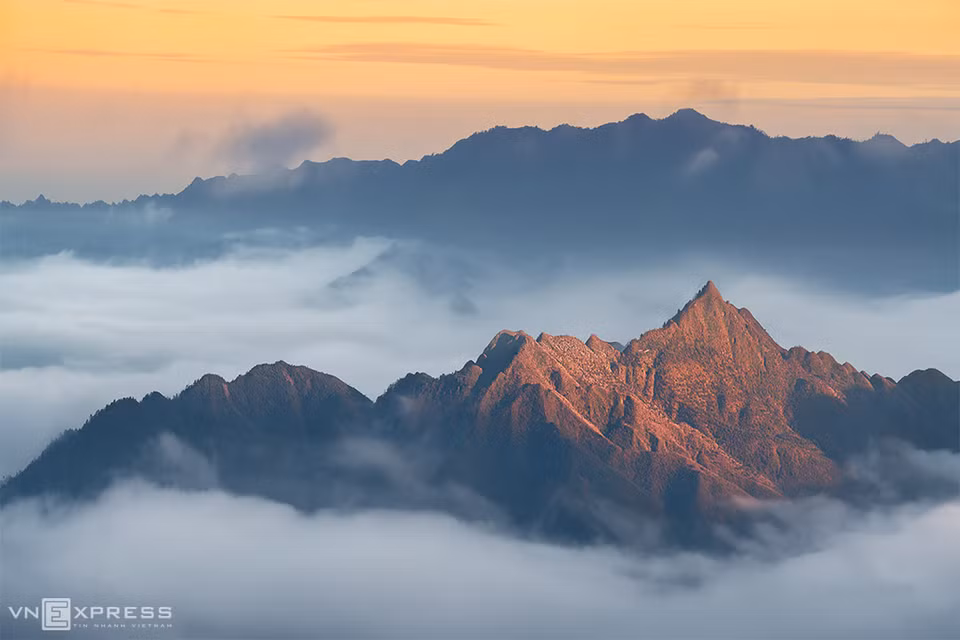 Ta Xua, a 2,865-metre-high mountainous range in Ta Xua commune, Son La province, northwestern Vietnam, is renowned among 'cloud hunting' trekkers. (Photo: Tran Van linh via vnexpress.net)