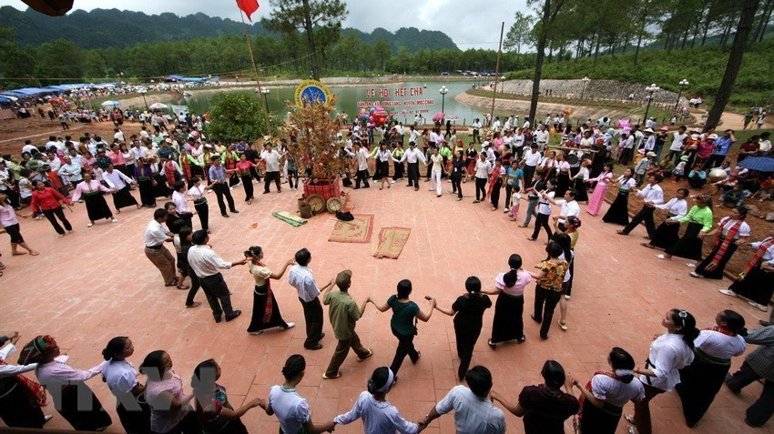 A performance of xoe dance, which was held at the end of Het Cha Festival by white Thai people in Ang village, Moc Chau district, the northern mountainous province of Son La, catches attention of many tourists. (Photo: VNA)